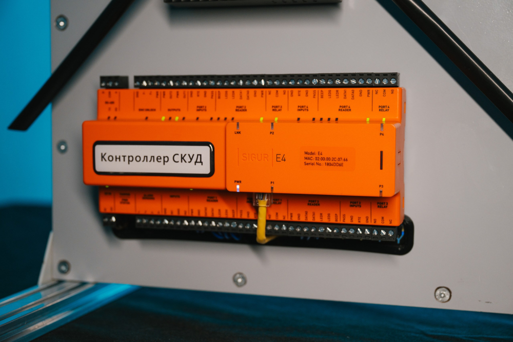 Контроль доступа УТСКД КЛЮЧ. Преимущества продукта Товар полностью сертифицирован ЕАЭС N RU Д-RU.РА04.В.43155/25, а так же соответствует ГОСТ 1. «Совместимость технических средств электромагнитная. Устойчивость к электромагнитным помехам технических средств, применяемых в промышленных зонах. Требования и методы испытаний» ; 2. «Совместимость технических средств электромагнитная. Электромагнитные помехи от технических средств, применяемых в промышленных зонах. Нормы и методы испытаний»; 3. «Система стандартов безопасности труда. Изделия электротехнические.