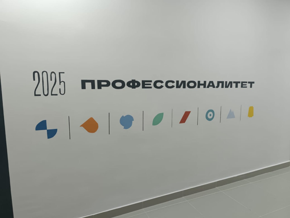 Программа реализуется через создание образовательно-производственных центров (кластеров), объединяющих несколько колледжей и предприятий одной отрасли. Это позволяет: Сократить сроки обучения с 3-4 лет до 2-х лет благодаря интенсивному, практико-ориентированному учебному плану. Модернизировать материальную базу: оснастить мастерские и лаборатории колледжей современным оборудованием, идентичным тому, что используется на производстве. Внедрить дуальную модель обучения, где до 60% времени студенты проводят на практике, отрабатывая конкретные навыки под руководством опытных наставников от предприятия.